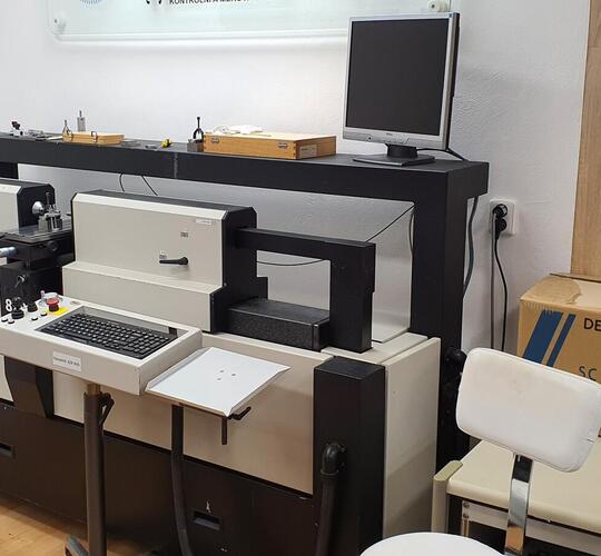 Gebrauchte MAHR 828 CIM 500 Präzisions-Universal-Längenmessmaschine